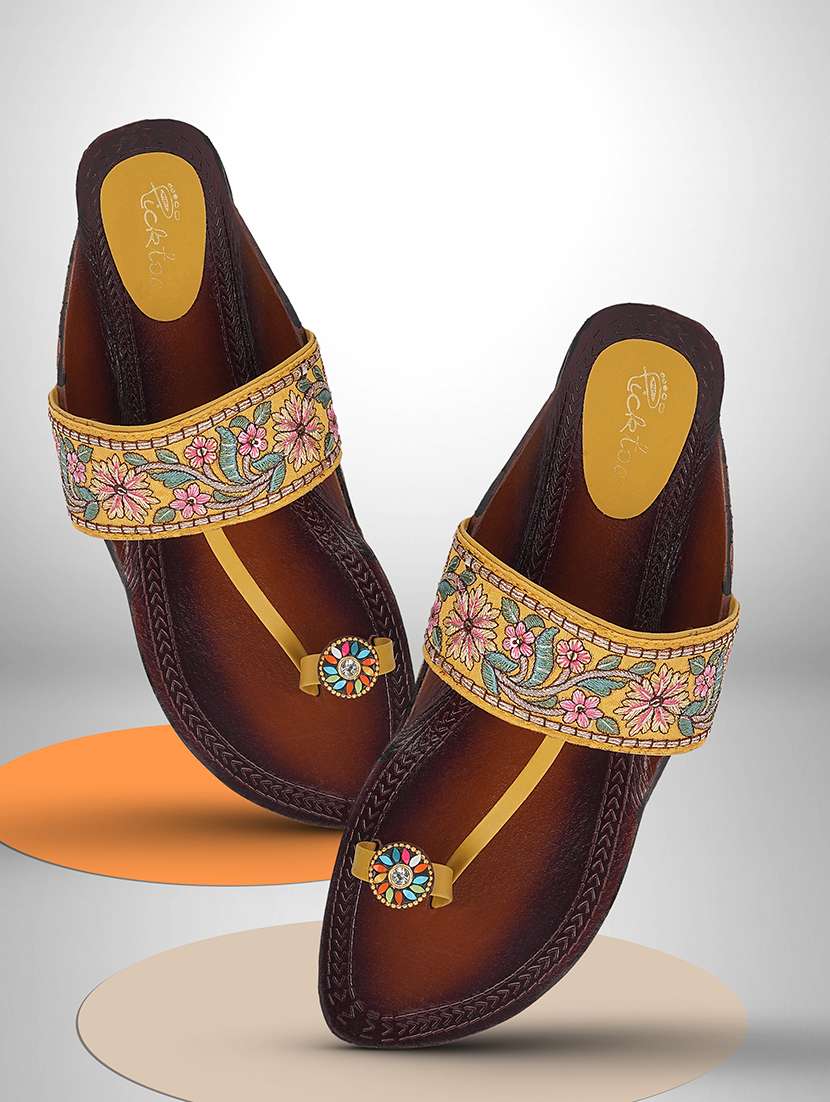 Women Embroidered One Toe Kolhapuri