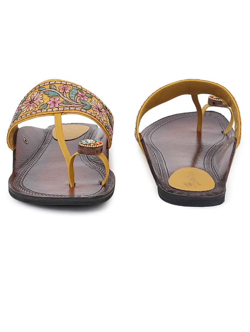 Women Embroidered One Toe Kolhapuri