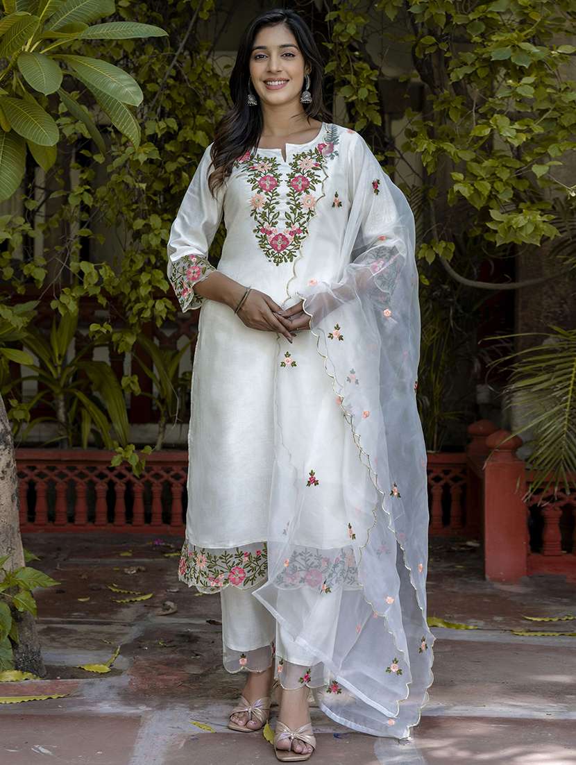 Women Embroidered Three Quarter Sleeve Suit Set