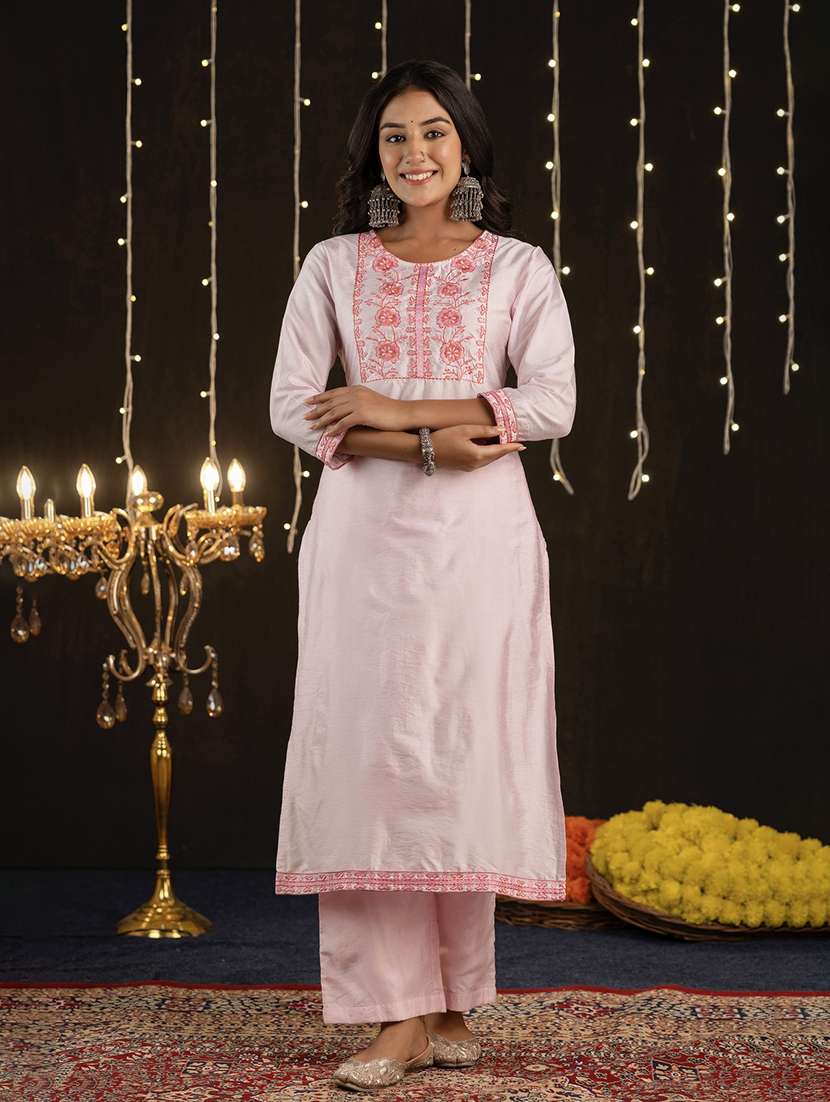 Women Embroidered Three Quarter Sleeve Straight Kurta