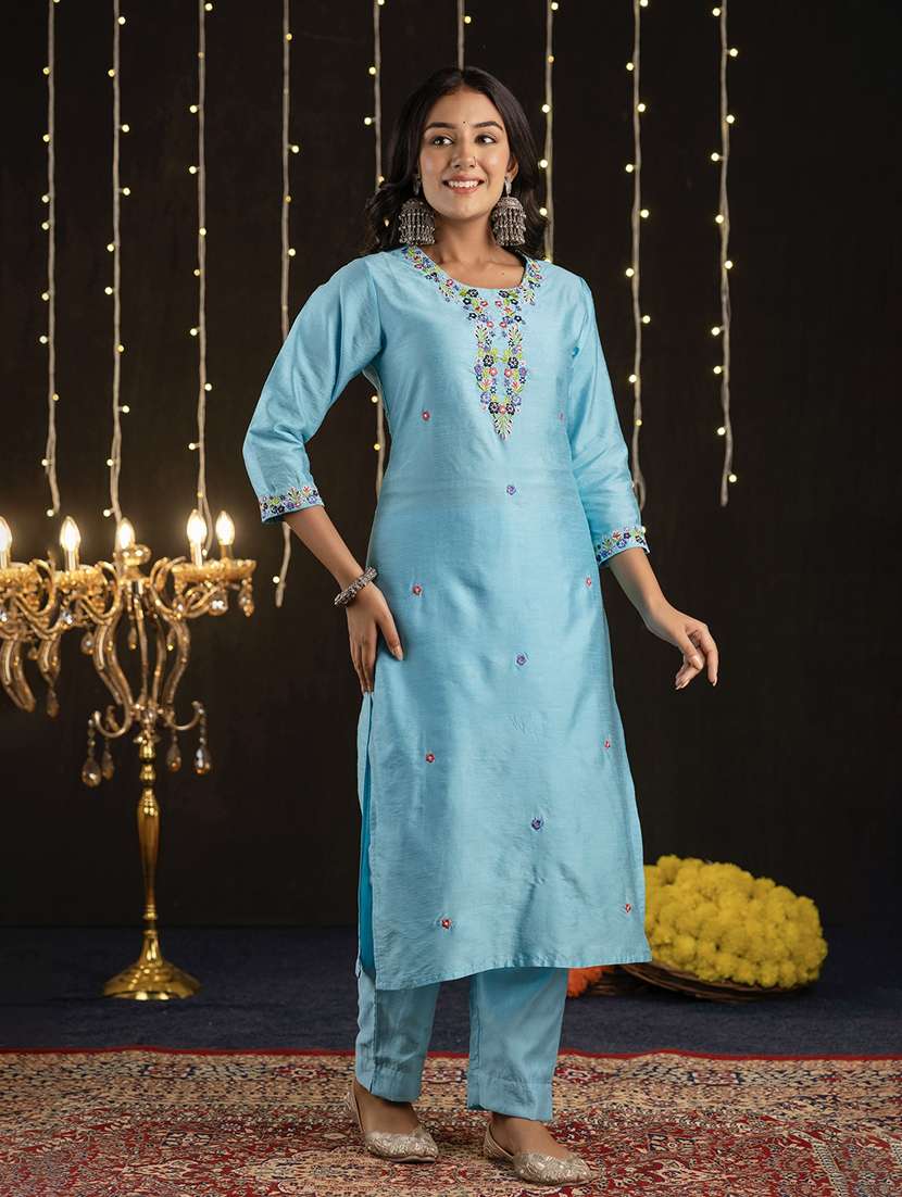 Women Embroidered Three Quarter Sleeve Straight Kurta