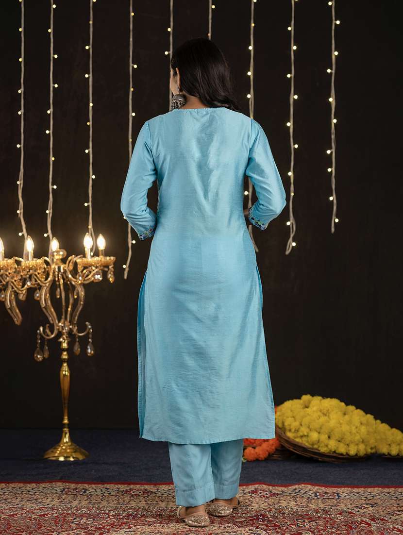 Women Embroidered Three Quarter Sleeve Straight Kurta