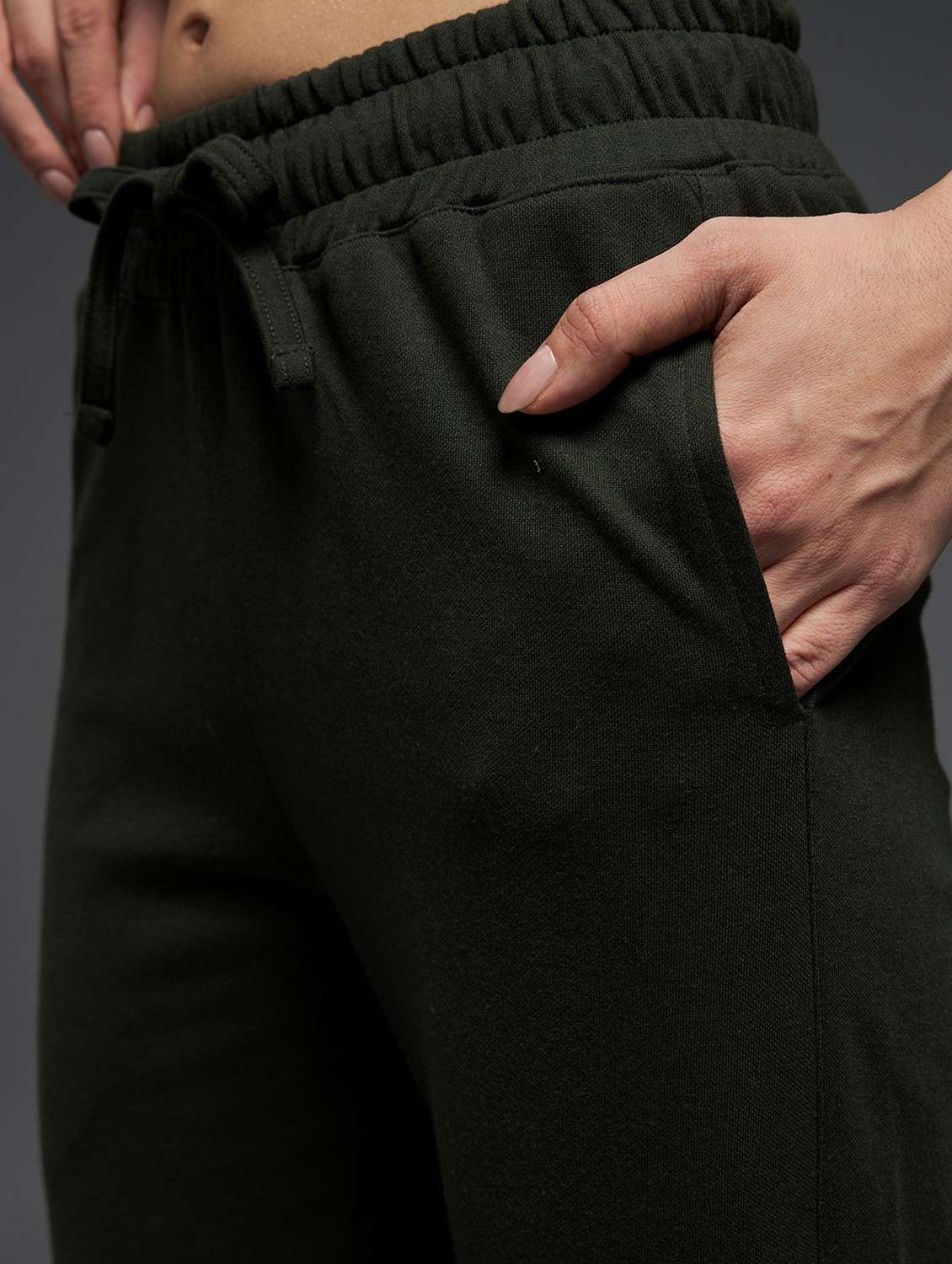 Women Solid Mid Rise Track Pant