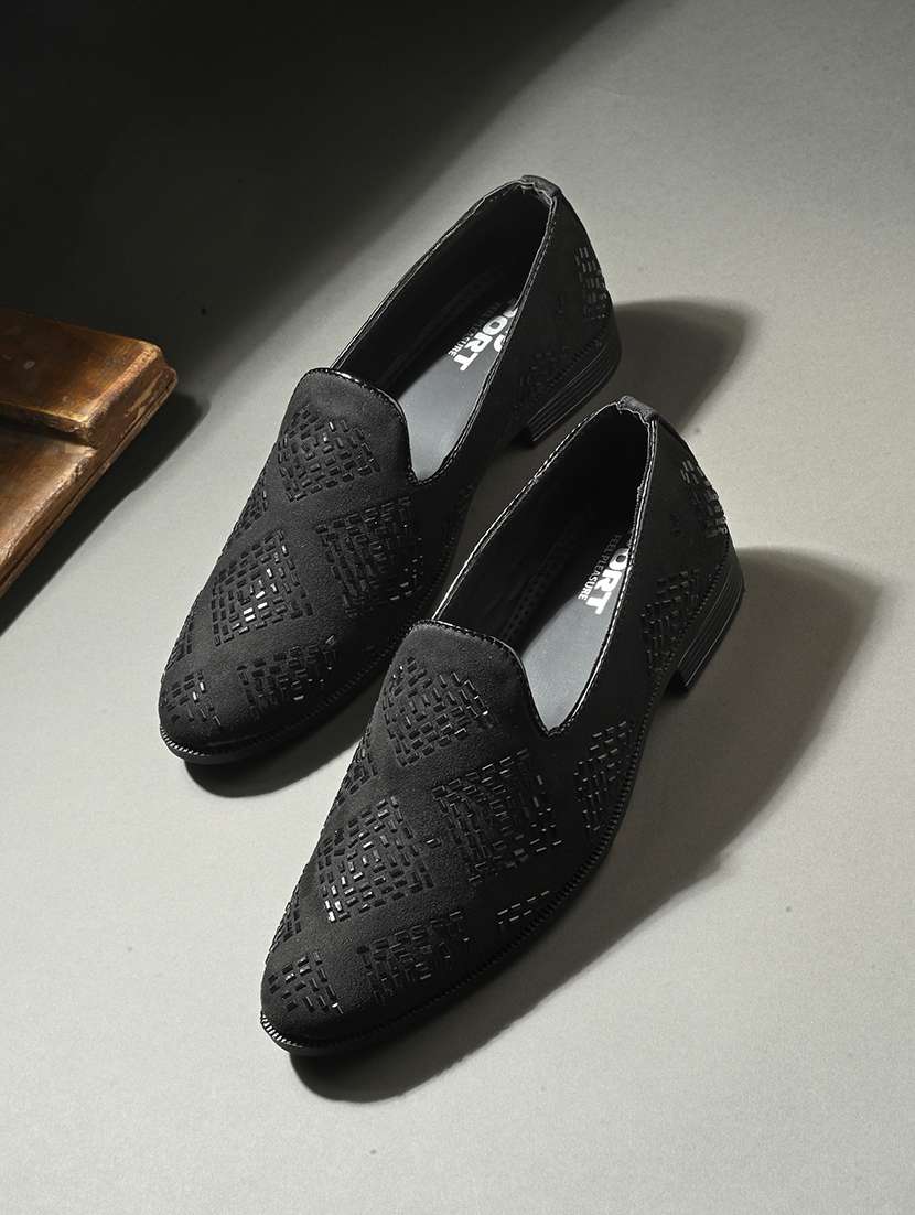Men Black Embellished Mojari