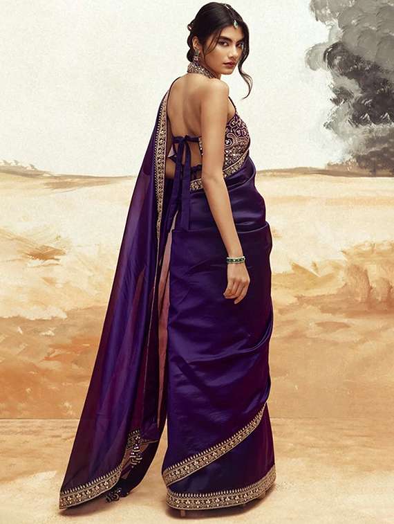 Women Solid With Bordered Saree With Blouse