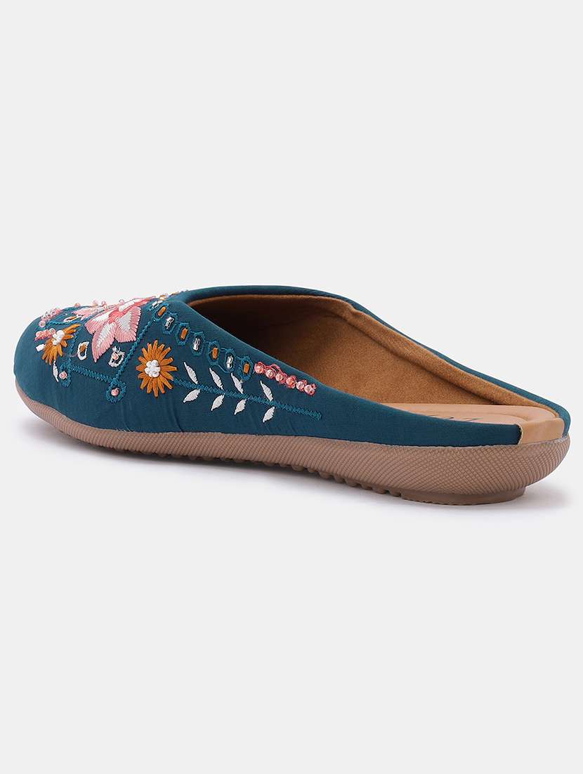 Women Embroidered Slip On Mojari