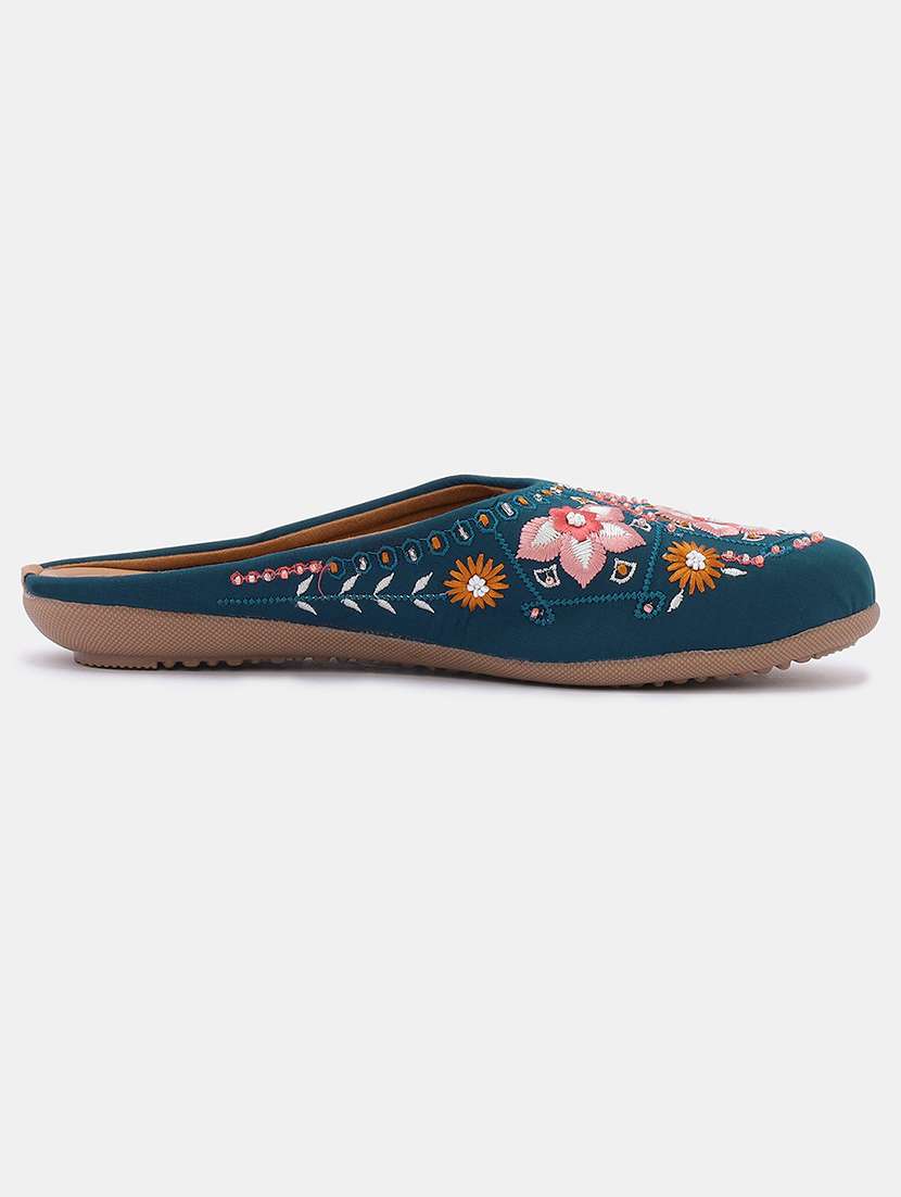 Women Embroidered Slip On Mojari